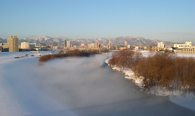 霧の豊平川と札幌市街