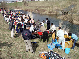 放流会場は大にぎわい