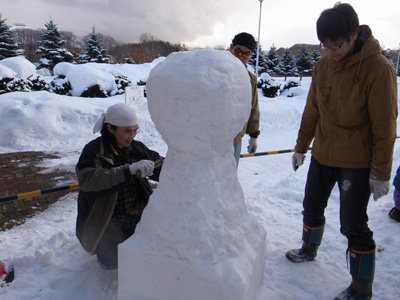 リンカちゃん雪像制作中。。。