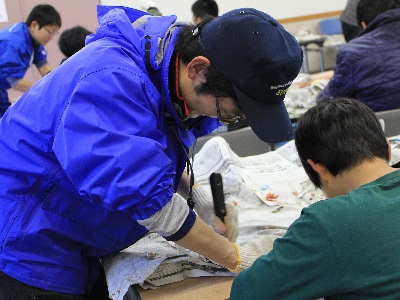 サケ皮靴づくり実習②
